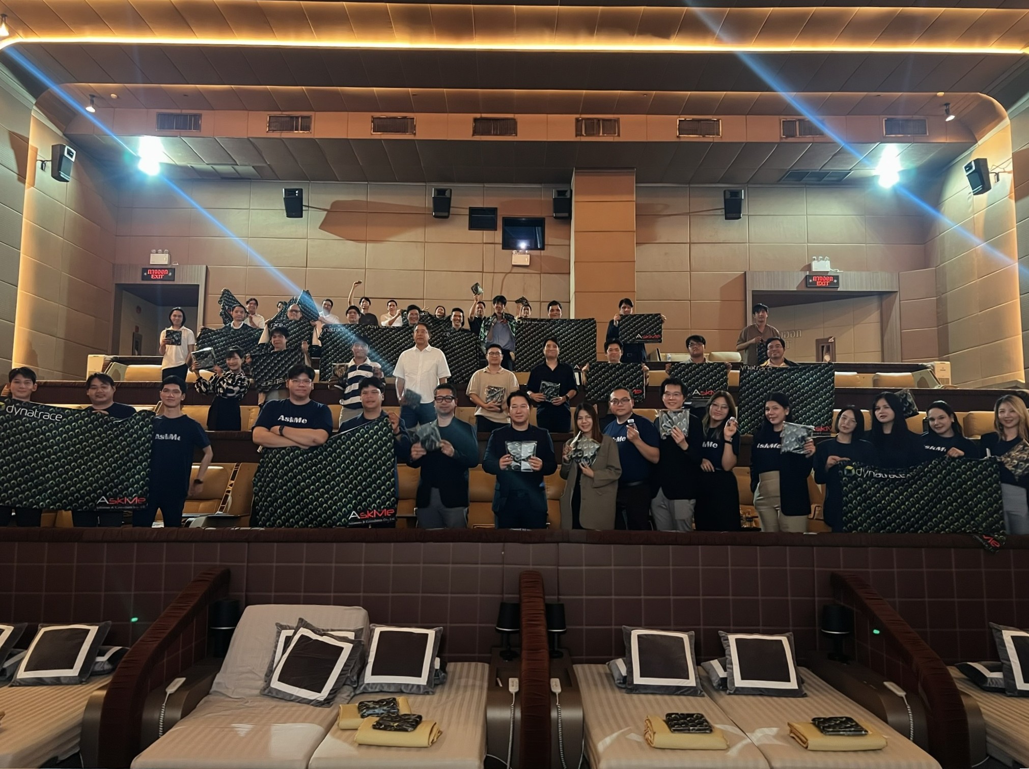 ภาพหน้าปกรูปรวมงาน Into the Next Dimension: Dynatrace SaaS & Next-Gen Dashboards