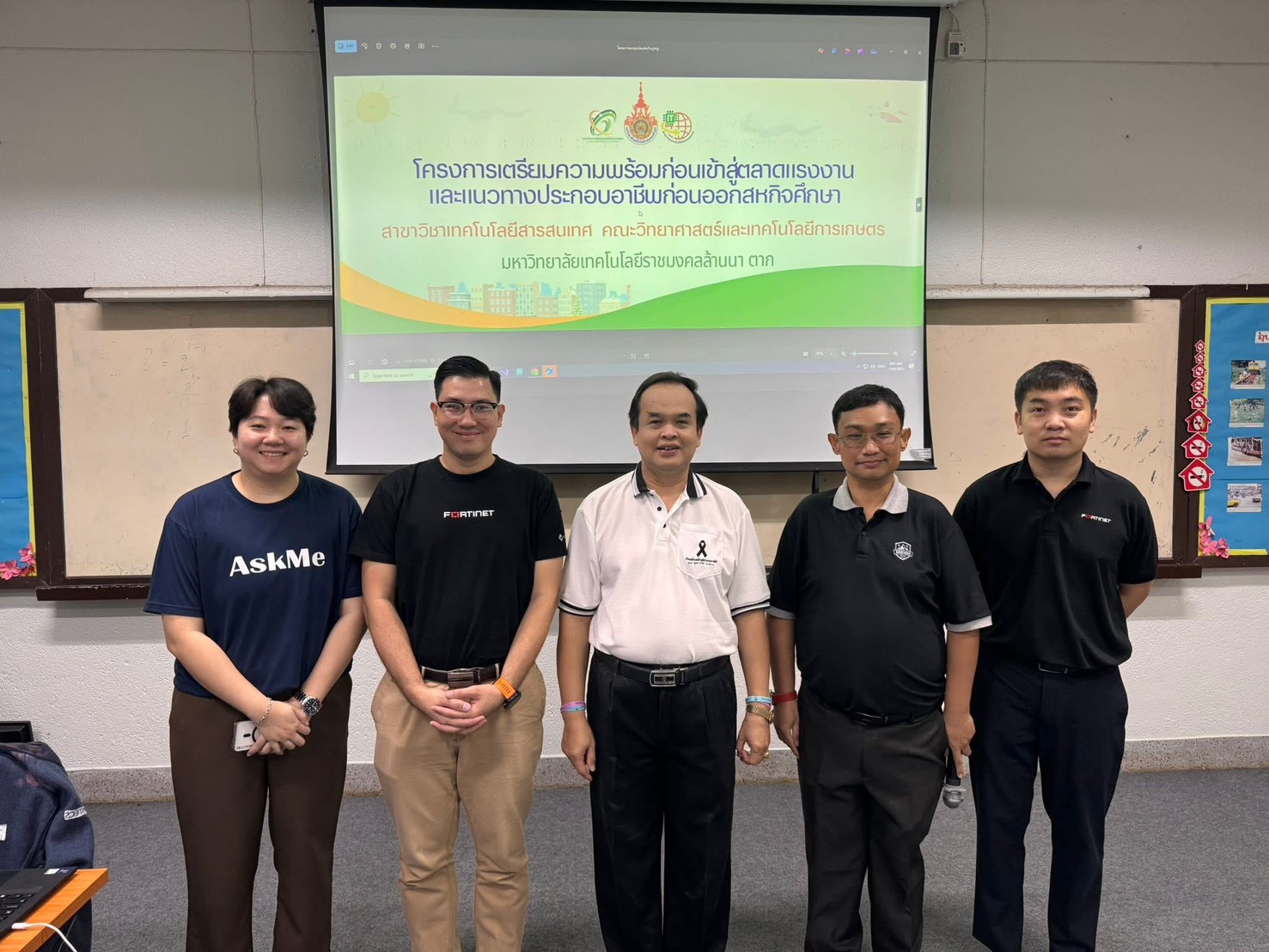 ถ่ายรูปรวมกับ อาจารย์ มทร.ล้านนา ตาก